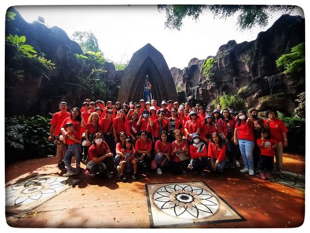 6 Tanpa sengaja dress code kami sama, Foto bersama dengan umat dari Paroki Trinitas Cengkareng.---